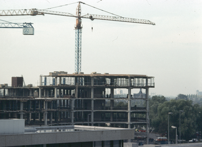 803019 Gezicht op het in aanbouw zijnde Gildenkwartier van het kantoor en winkelcentrum Hoog Catharijne te Utrecht, ...